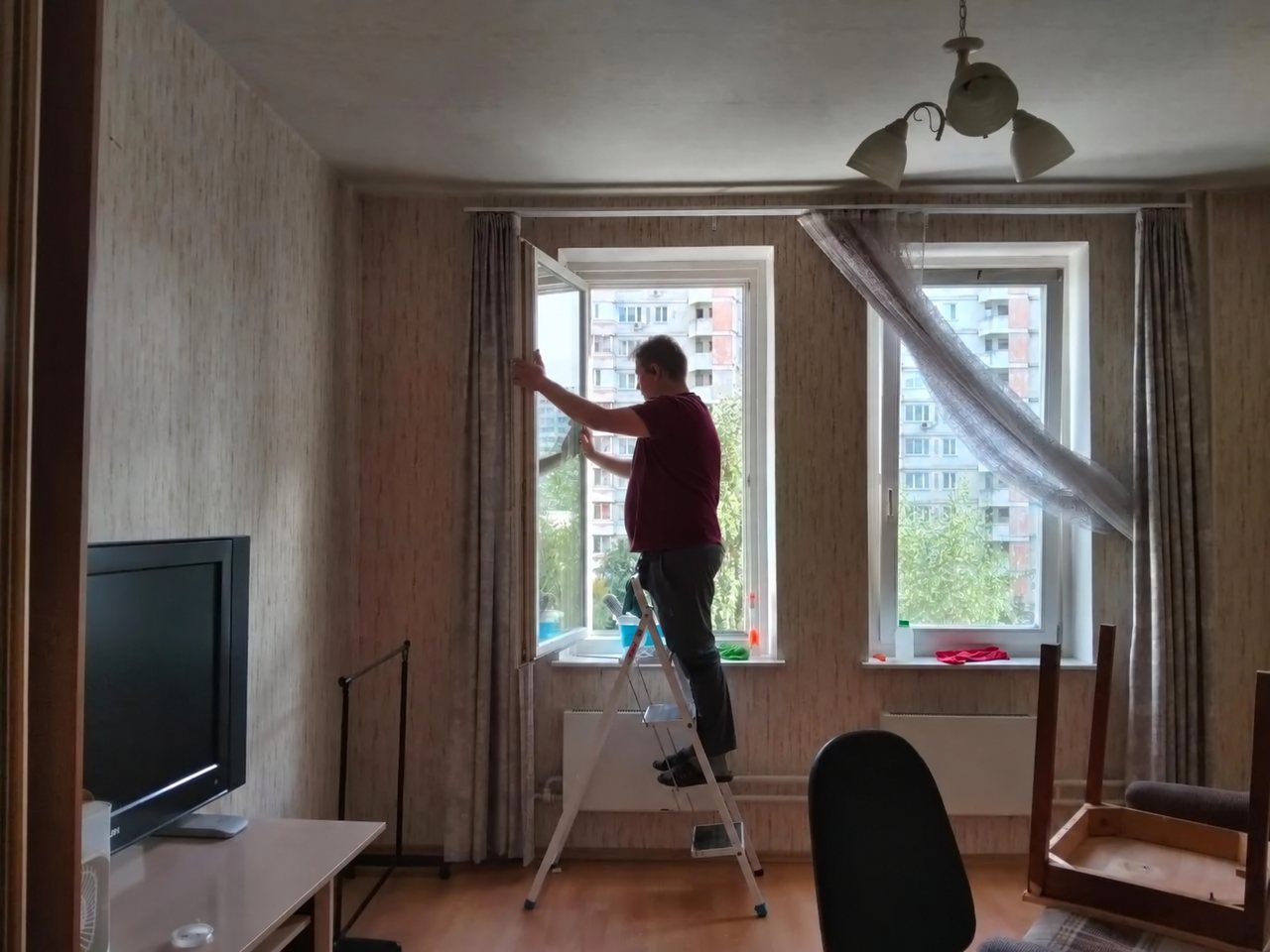 Мойка окна — клинер за работой